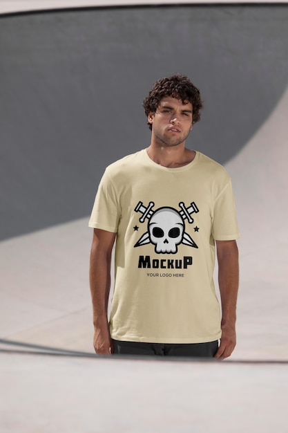 PSD mannelijke skateboarder met mock-up t-shirt