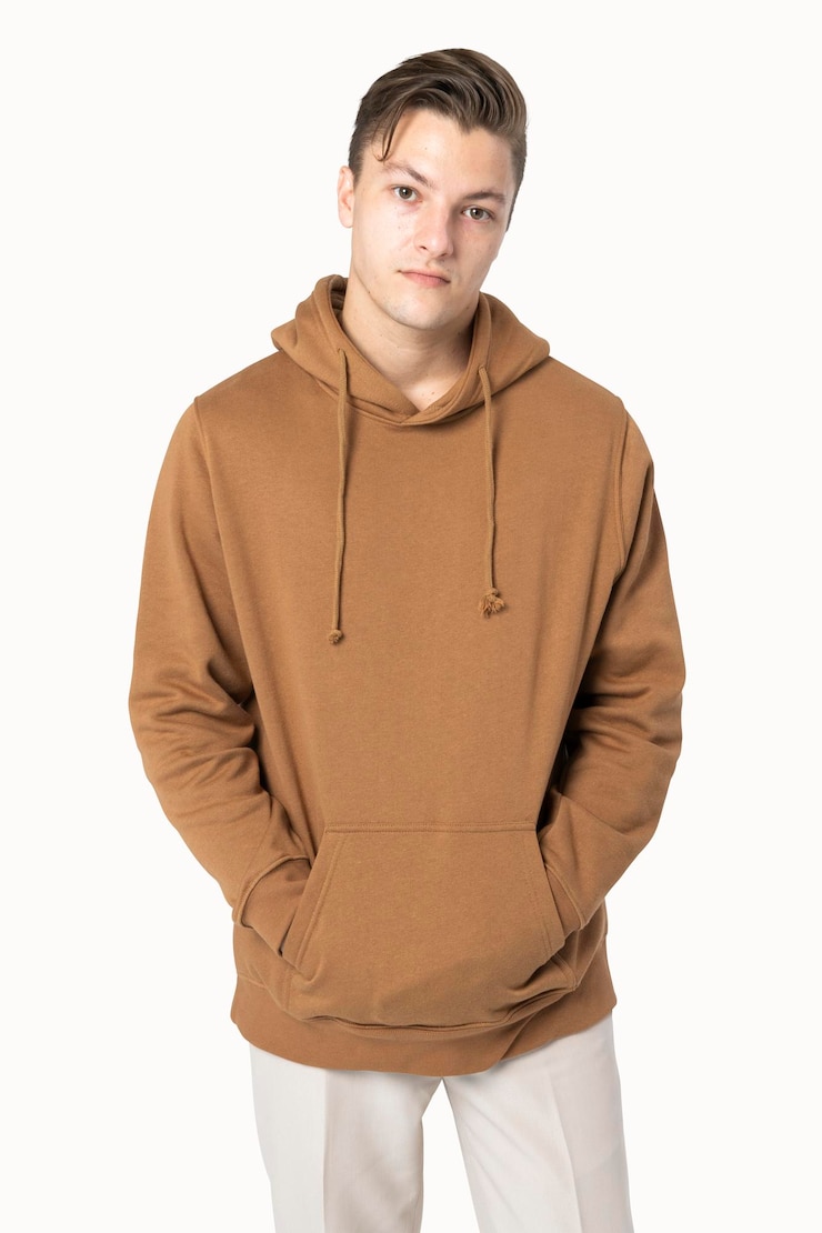 PSD mannen's bruine hoodie psd mockup winter mode studio shoot