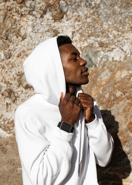 Mannen witte hoodie psd mockup basis winter kleding fotoshoot