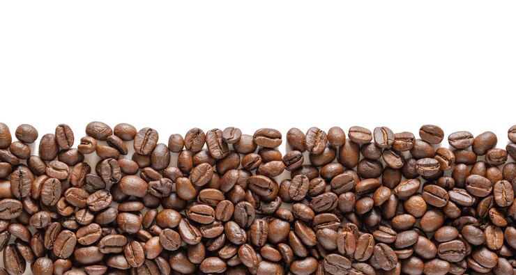 PSD many roasted coffee beans on white background coffee beans border with area for copy space