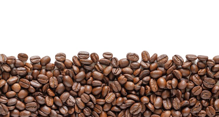 PSD many roasted coffee beans on white background coffee beans border with area for copy space