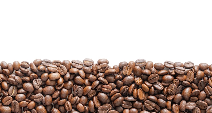 PSD many roasted coffee beans on white background coffee beans border with area for copy space