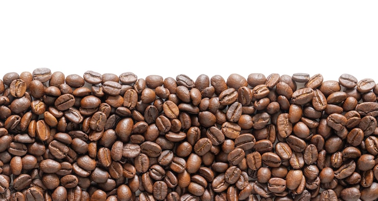 PSD many roasted coffee beans on white background coffee beans border with area for copy space