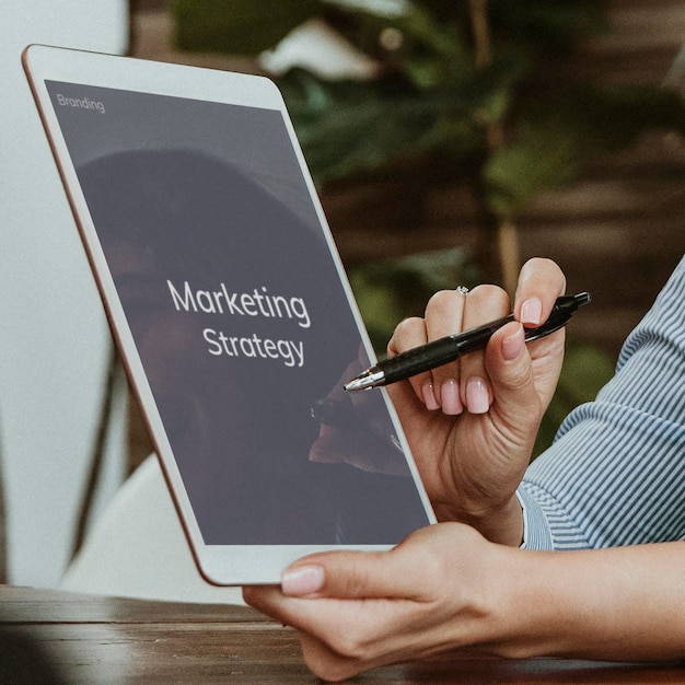 PSD strategia di marketing su un mockup di tablet digitale