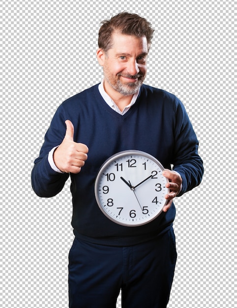 Зрелый мужчина держит часы