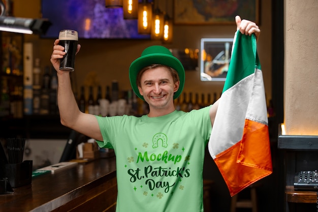 PSD medium shot man met een st patrick's day t-shirt.