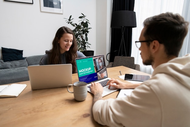 Medium shot mensen die met laptops werken