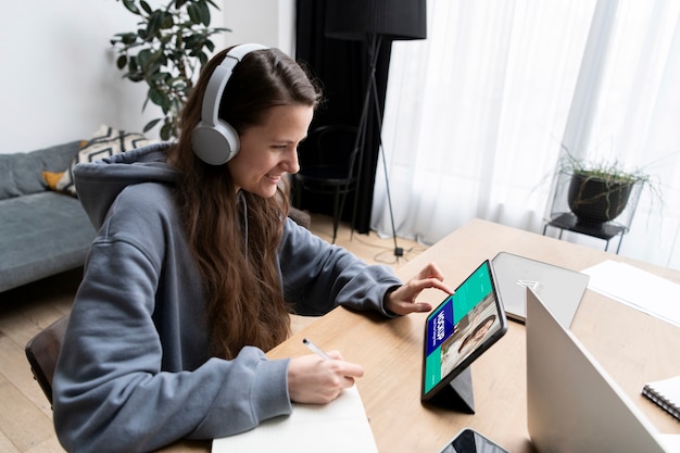 PSD medium shot vrouw die met tablet werkt