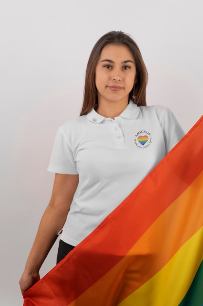 PSD donna del colpo medio che tiene bandiera di orgoglio