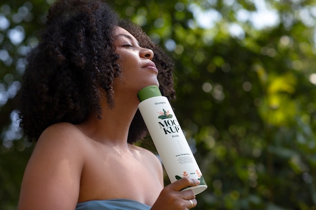 Donna di taglio medio che usa lo shampoo per capelli ricci.