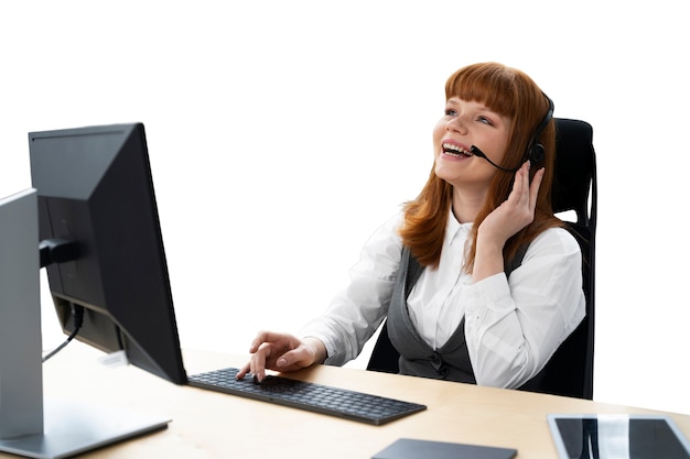 Donna del colpo medio che lavora al call center