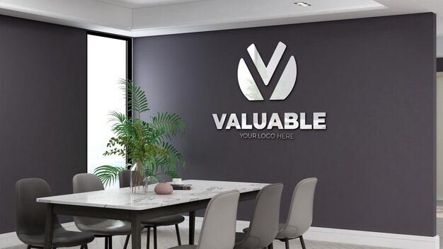 Офисная комната для переговоров с макетом логотипа на стене