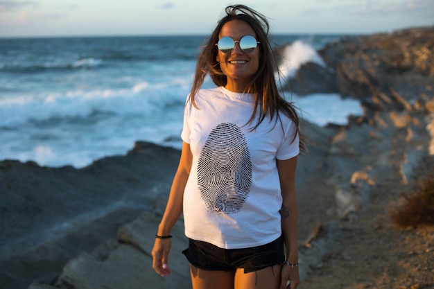 PSD meisje tegen het zee t-shirt mock-up