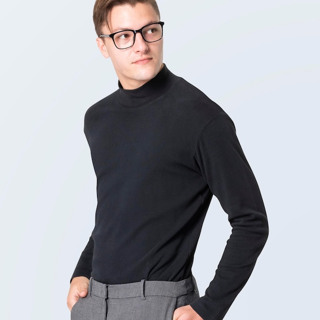 PSD 灰色のズボンとタートルネックのセーターのモックアップを持つ男性