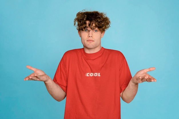 メンズTシャツ モッケージ 混乱した男 赤いTシャツ PSD