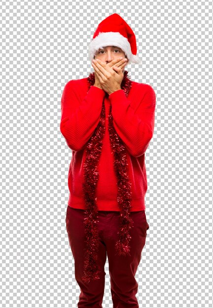 Mens met rode kleren die de kerstmisvakantie vieren die mond behandelen met beide handen