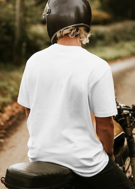 男性のTシャツのモックアップPSDはタトゥーされたモデルのバックビューです