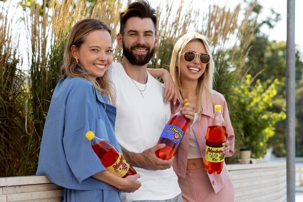 PSD mensen met een mock-up van een fles van 1,5 liter