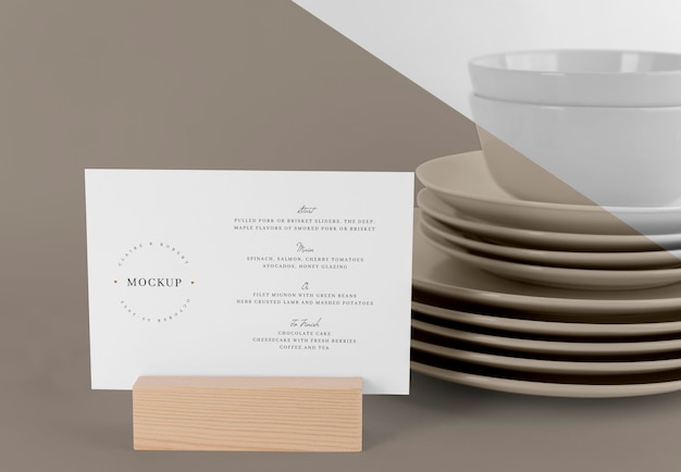 Mock-up menu con supporto e piatti in legno