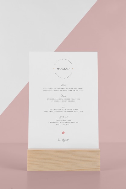 Mock-up menu con supporto in legno