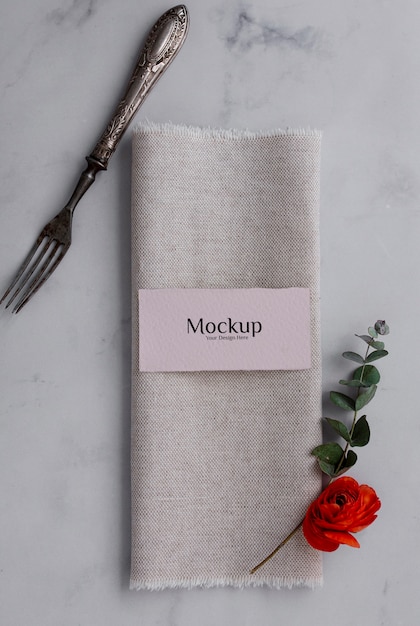 Mockup di menu in decorazione primaverile