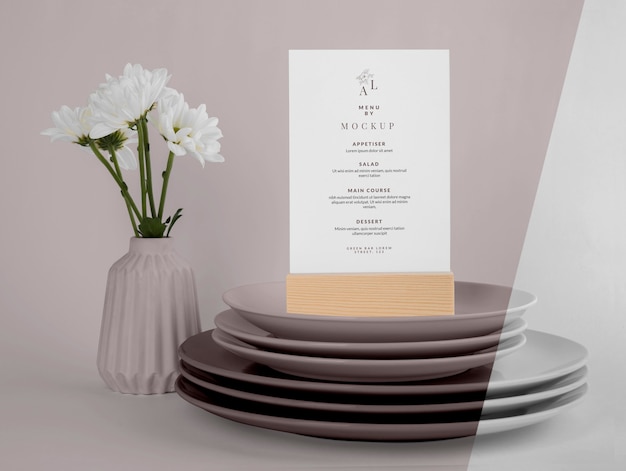 PSD menumodel met houten standaard en bloemenvaas