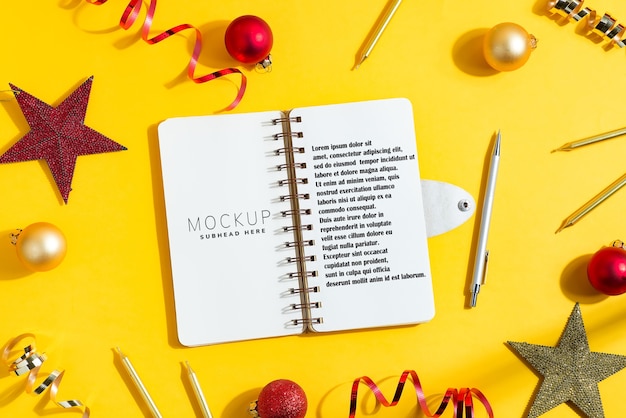 PSD merry christmas mockup notebook en vakantie decoratie.