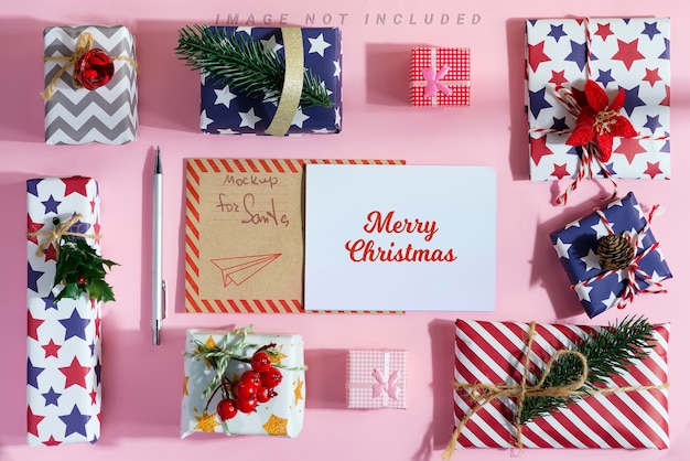 PSD カラフルなギフトボックスが周りにあるメリークリスマスポストカード