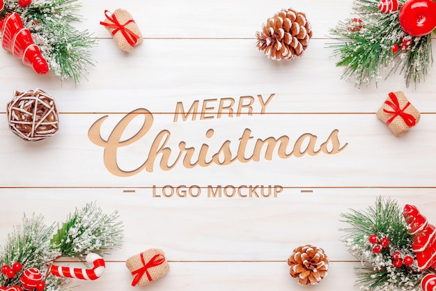 Merry christmas-tekst of logo mockup op houten bureau