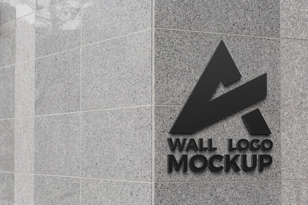 PSD mock-up con logo in metallo sul muro di cemento