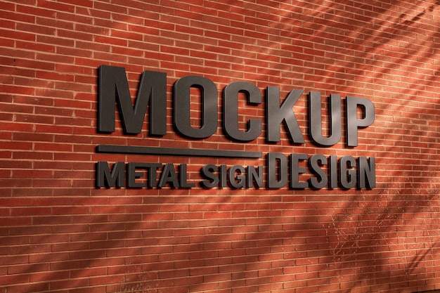 PSD design mock-up con logo in metallo su parete esterna in mattoni rossi
