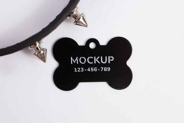 Metalen naamplaatje voor huisdieren met mock-up met gegraveerd teksteffect