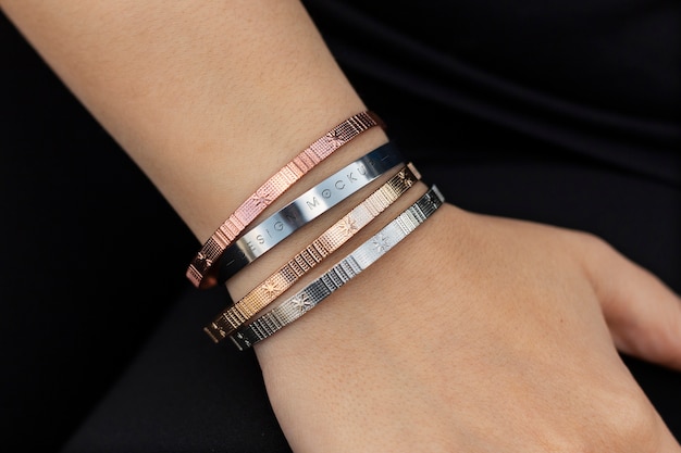 Metallic armband mock-up ontwerp voor dames