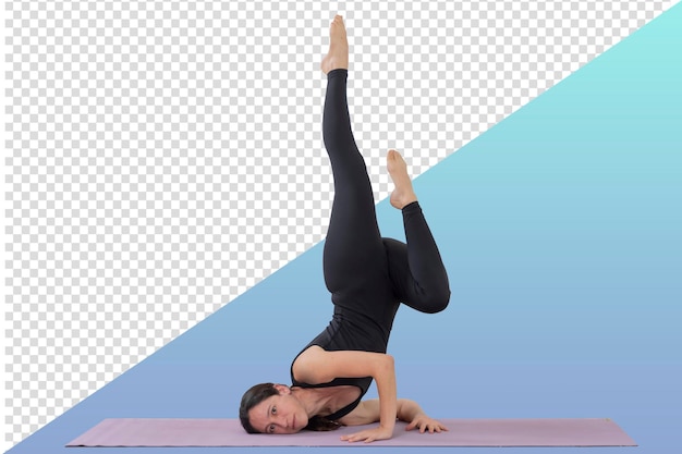 Mexicaanse vrouw doet een headstand yoga pose op de vloer