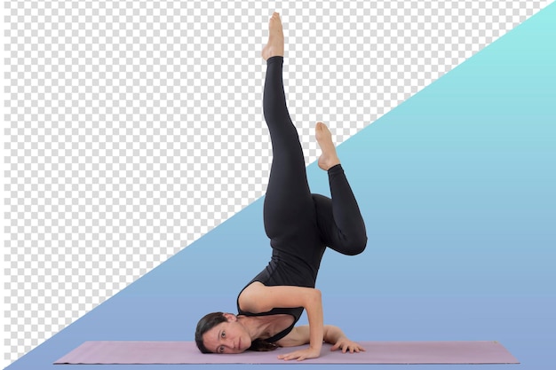 PSD mexicaanse vrouw doet een headstand yoga pose op de vloer