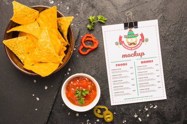 PSD menu messicano accanto a tortilla chips e salsa