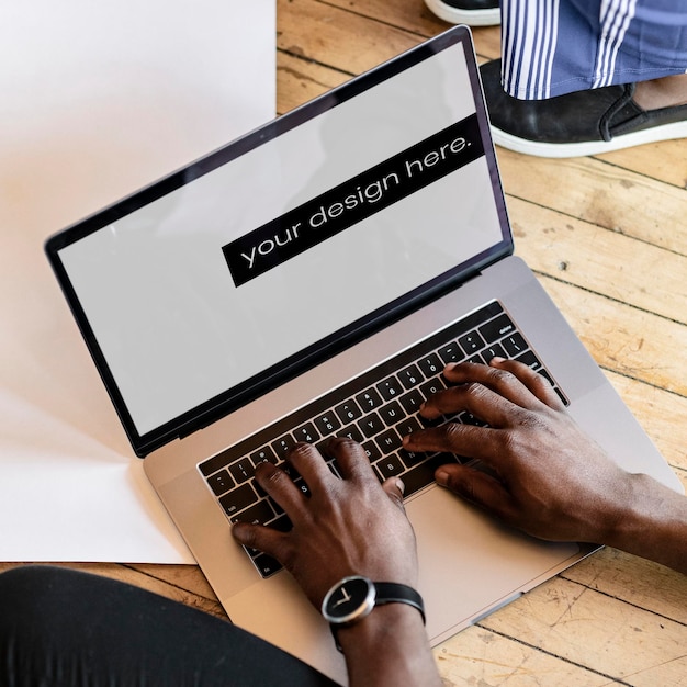 Mężczyzna pisze na klawiaturze laptopa