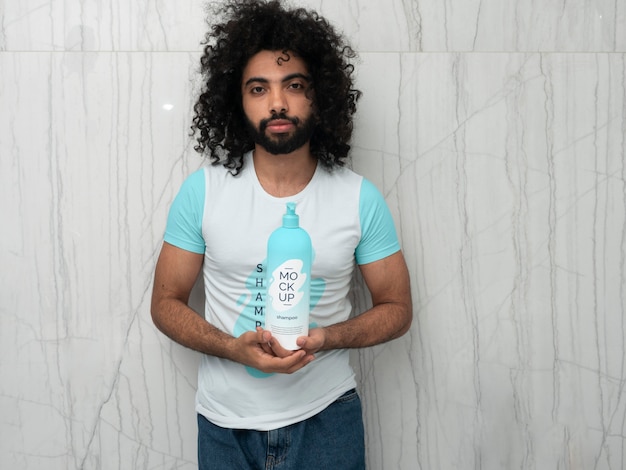 Mężczyzna pokazujący projekt makiety butelki szamponu
