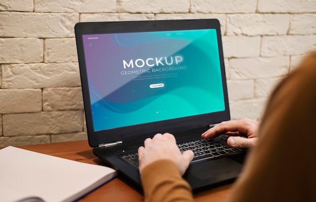 Mężczyzna pracujący w domu podczas korzystania z laptopa