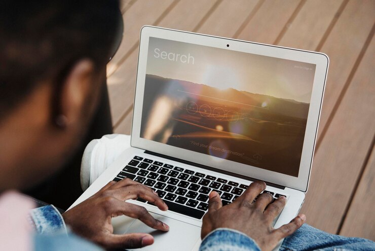 PSD mężczyzna używający laptopa w kawiarni
