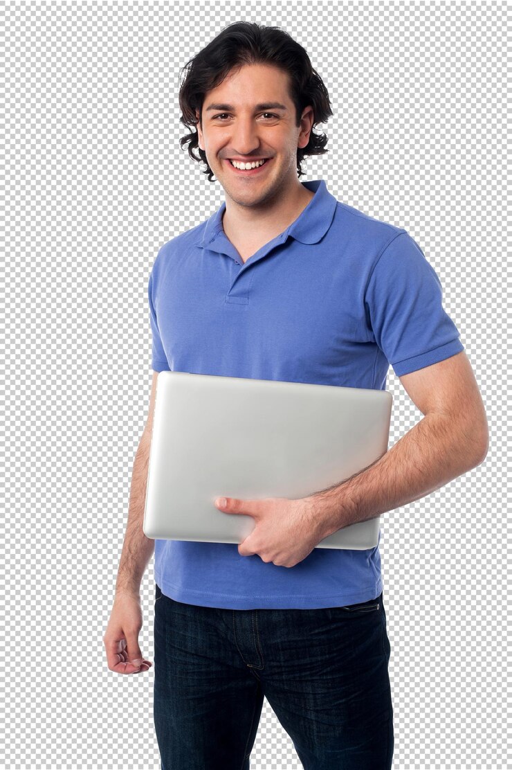 Mężczyzna w niebieskiej koszuli trzyma laptop w ręku