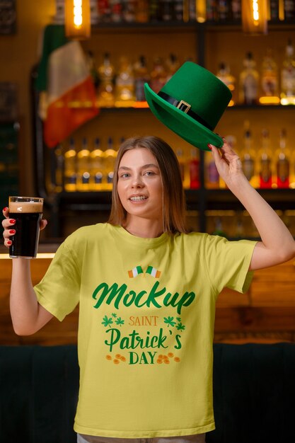 PSD middelgrote vrouw met een st. patrick's day t-shirt.