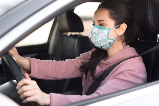 PSD middellange shot vrouw met masker rijden