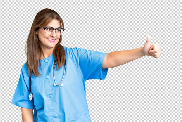 PSD infermiera di mezza età su uno sfondo isolato che fa un gesto con il pollice in alto