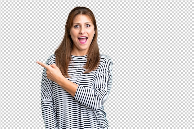 中年女性 孤立した背景に驚いて 横を指さしている