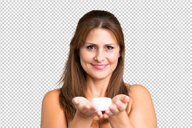 中年女性が保湿クリームを身に着けそれを提供しています