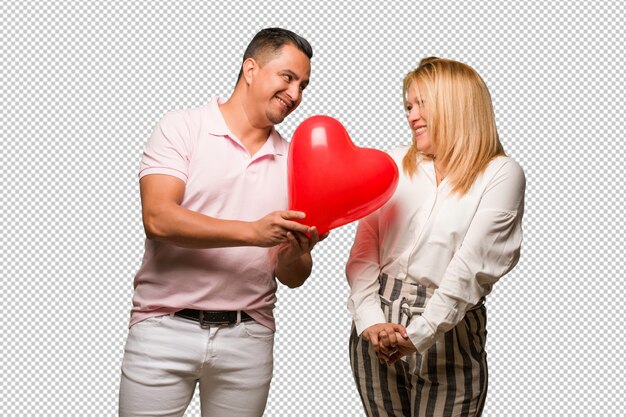 Средних лет латинская пара празднует день Святого Валентина
