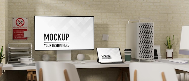 Miejsce pracy z makietą komputera i laptopa