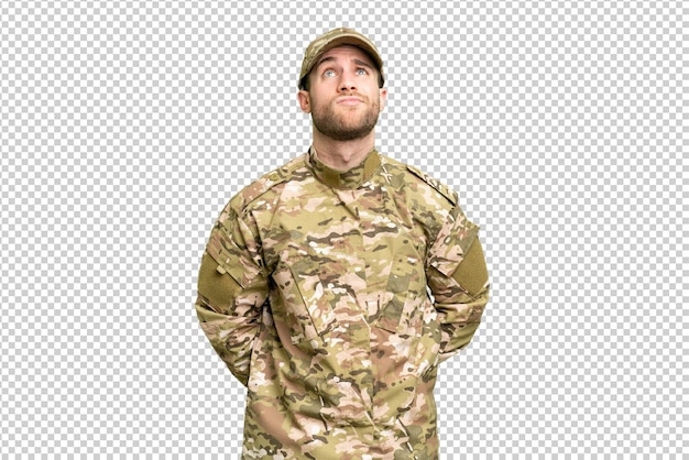 Militaire man over geïsoleerde chroma sleutel achtergrond en opkijken