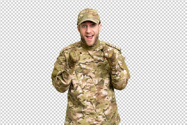 Militaire man over geïsoleerde chroma sleutel achtergrond vieren een overwinning in de winnaar positie